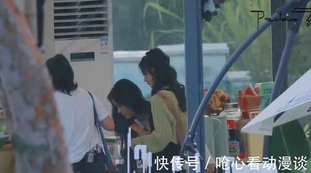 感情|趙麗穎手戴鉆戒錄《中餐廳》，卻暴露感情狀況，網(wǎng)友稱其單身貴族