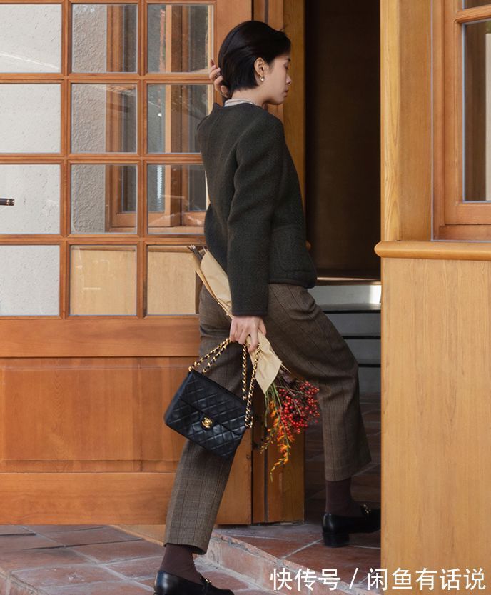 女人 女人到了中年,都该拥有一件“小香风外套”,搭裙子裤子都显气质
