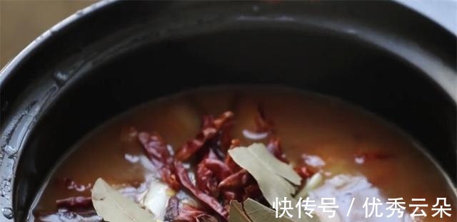 2块钱的白菜，不炒不煮，教你1个最过瘾吃法，营养又解馋，太香了！