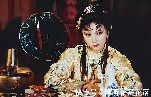 袭人$王熙凤在大中午洗澡,林黛玉也在大中午洗澡,她们都是凤凰