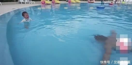 爸爸|走路不稳宝宝看到爸爸溺水,下面的举动惊人!孩子没白养