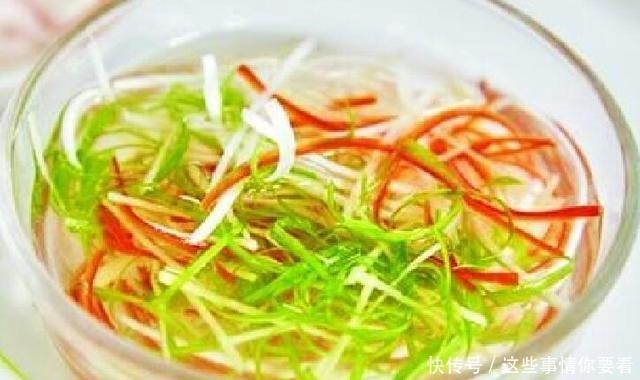 媳妇做清蒸鲳鱼，不放食盐和料酒，原汁原味，鱼肉鲜嫩不腥也不柴