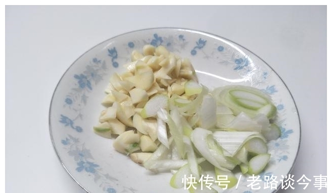 青辣椒|炒土豆丝时,直接倒醋是外行,教你1个妙招,土豆丝好吃不呛口