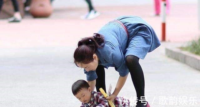 亲爱的|小萝莉接爸爸下班,可把小情人高兴坏了,下一秒跌倒爸爸心疼坏了