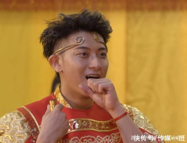 猪八戒|六小龄童再演美猴王，气喘吁吁仍不忘关注扮相，杨紫杨迪感动哭了
