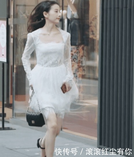 美女跑这么着急，是上班快迟到了吗
