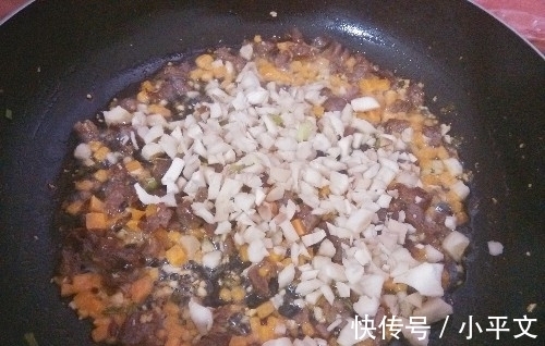 勺子|用勺子吃才过瘾的菜,三种食材,简单易做,鲜香味美,一盘不够吃
