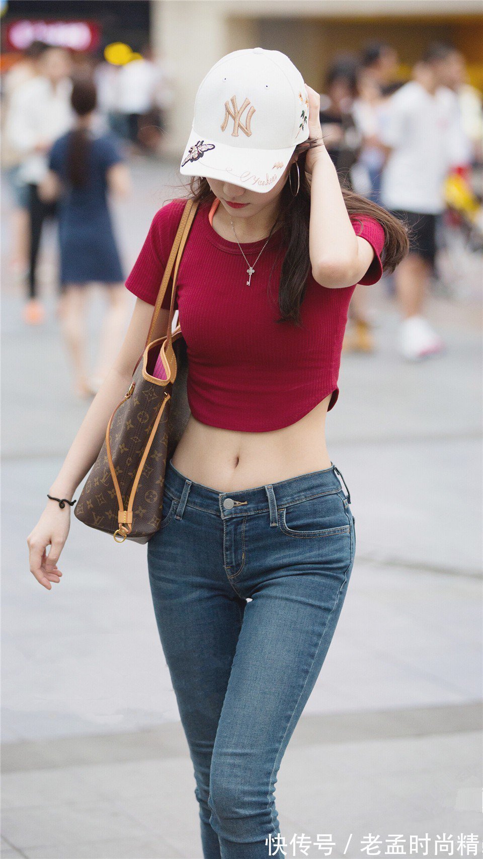 AJ 街拍:AJ陪牛仔裤混搭风依然很美,主要看颜值
