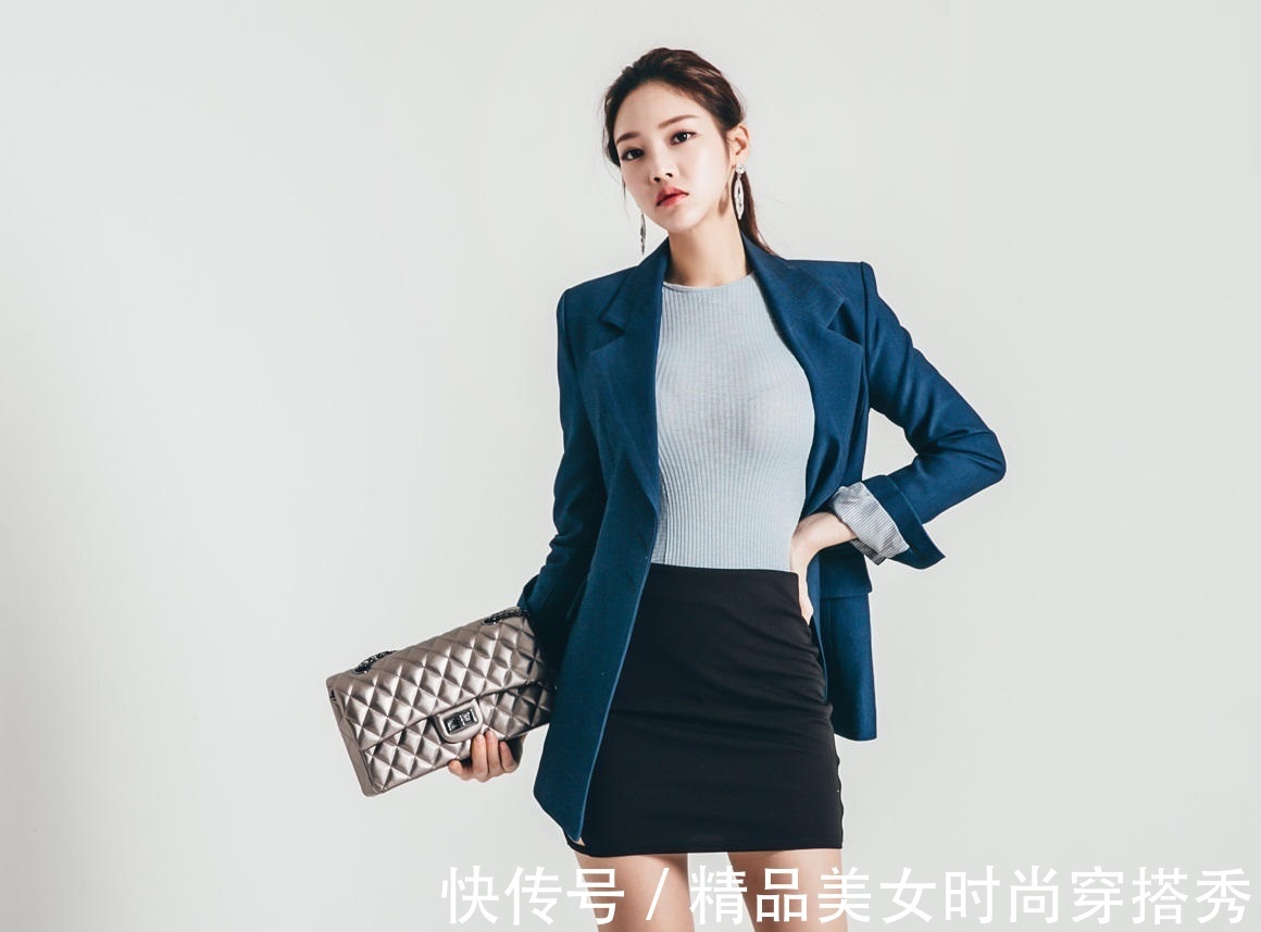 针织衫|一件浅蓝色的针织衫,下搭一条黑色的短裙,简洁大方,优雅又时尚
