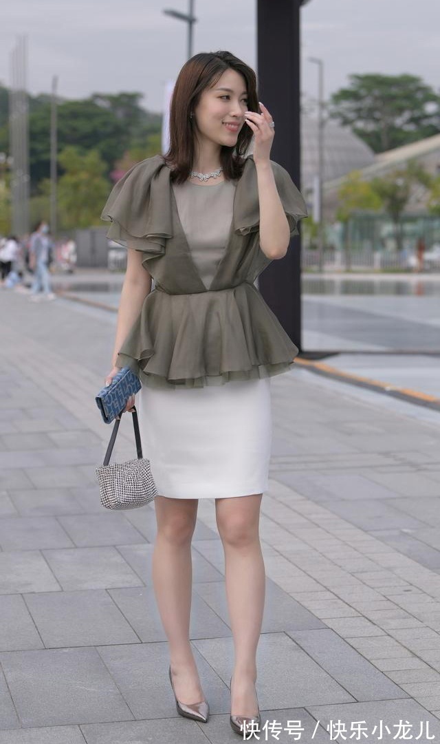 穿搭方式|夏末初秋的职场通勤穿搭,褶皱花边上衣搭配白色半身裙,优雅大方
