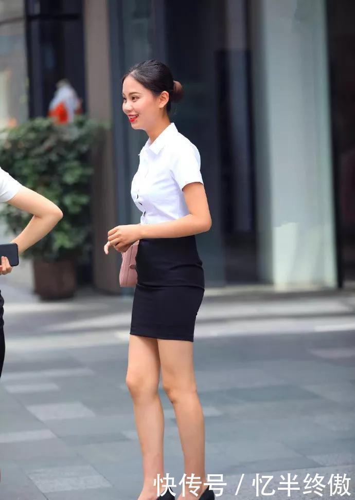 美女脚上搭配上一双黑色的尖头高跟鞋,走起路来显得稳重了一些