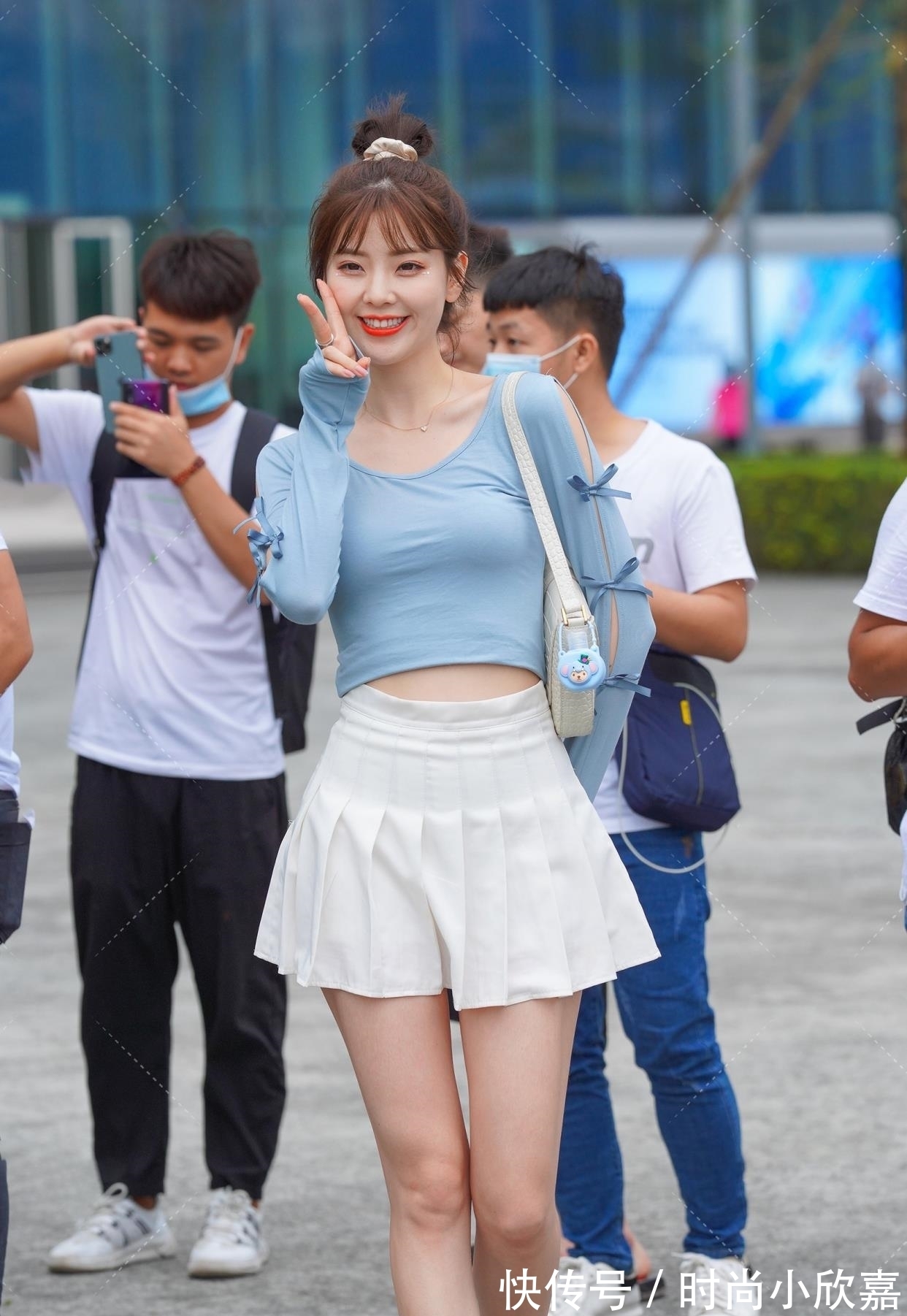 紧身|百褶裙搭配什么上衣?试试雾霾蓝紧身T恤,甜美减龄又好看