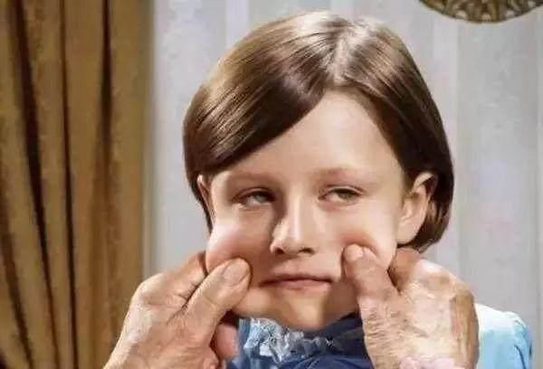 孩子|外人如果这样逗孩子宝妈要立即制止 面子没有孩子的健康重要