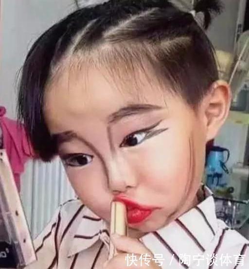 3岁小女孩趁妈妈不注意,偷偷化妆,妈妈回头