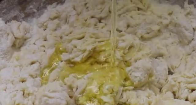 面粉里打3个鸡蛋,不蒸馒头不烙饼,松软香甜,比吃肉还香,解馋