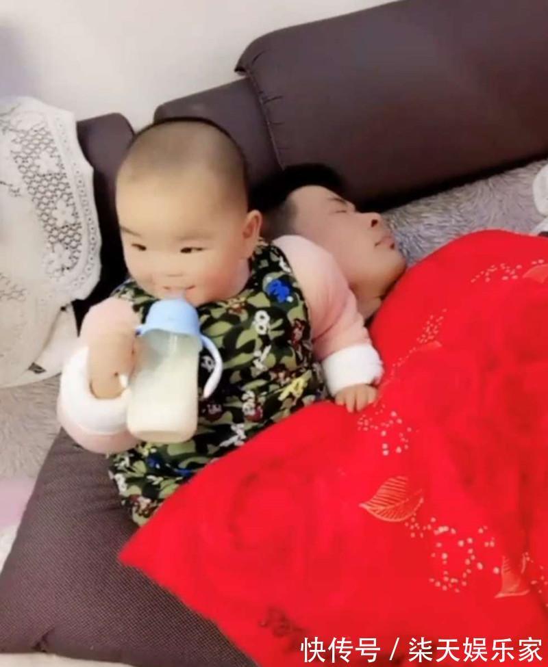 宝宝见爸爸张着嘴睡觉,把奶瓶塞进爸爸嘴里,网友爸爸尝一口吧