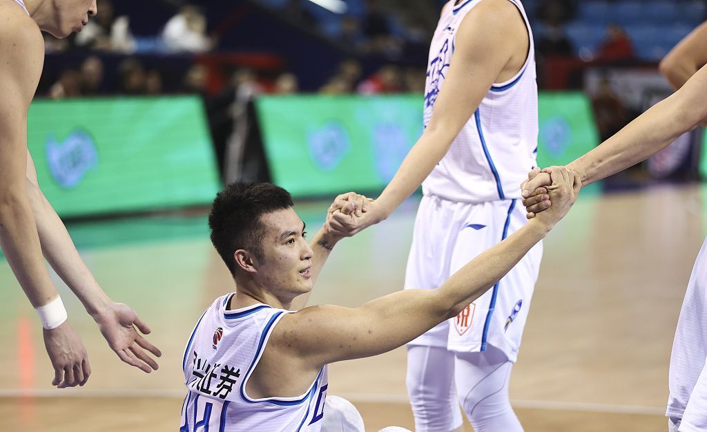 cb韓德龍上半場(chǎng)10投5中，拿下14分1助攻