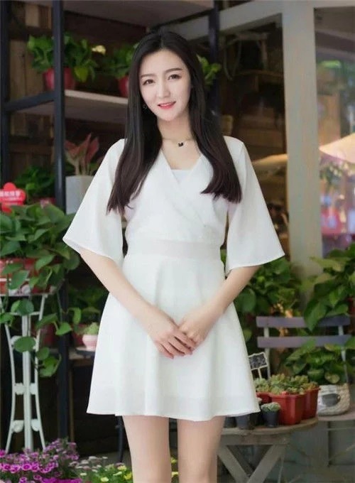 身材苗条|街拍:笑容甜美小姐姐,身材苗条有致,神范儿十足