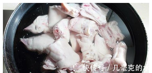 泡椒|猪蹄这样做,不用炖不用炒,开水一烫就做好!酸辣又开胃,速收藏!