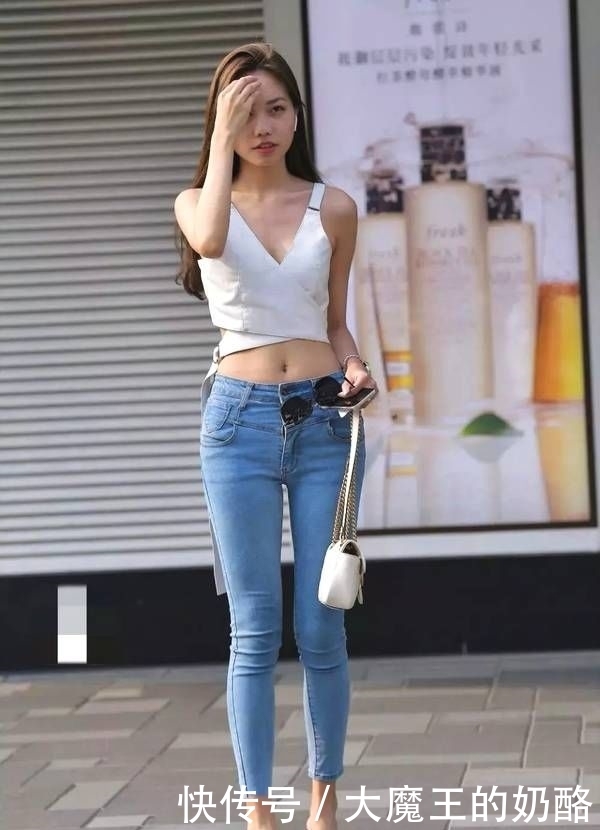 无限|街拍:白色吊带露脐背心搭配高腰牛仔九分裤,腹部腰姿魅力无限