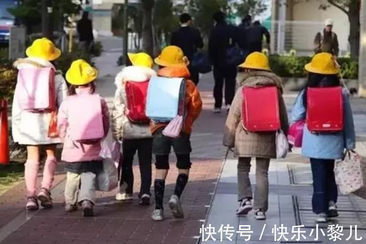 课程表|孩子的书包一定要自己背？“小肩膀、大书包”，他们承受的是什么