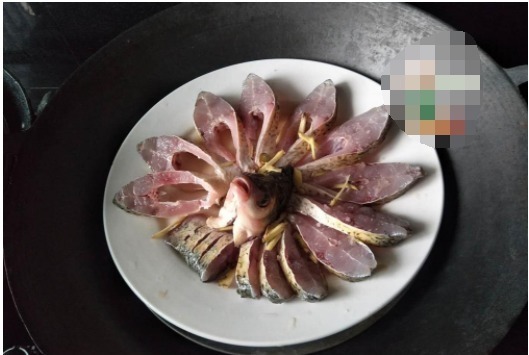 家人聚餐,这道家常蒸菜,蒸一蒸,8分钟上桌,鲜美到流口水