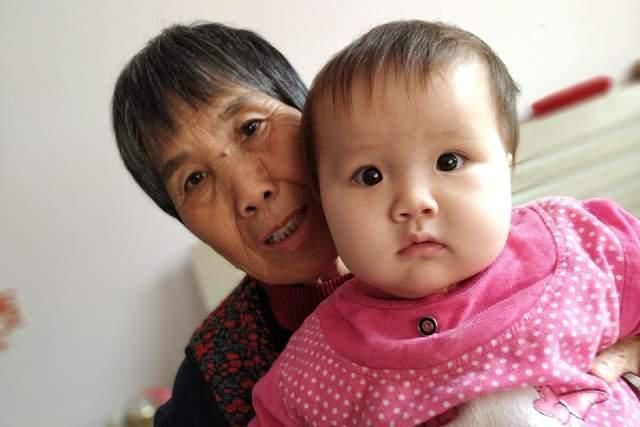 奶奶|外出遛娃，46岁妈妈偶遇46岁奶奶，差距不是一星半点，很现实