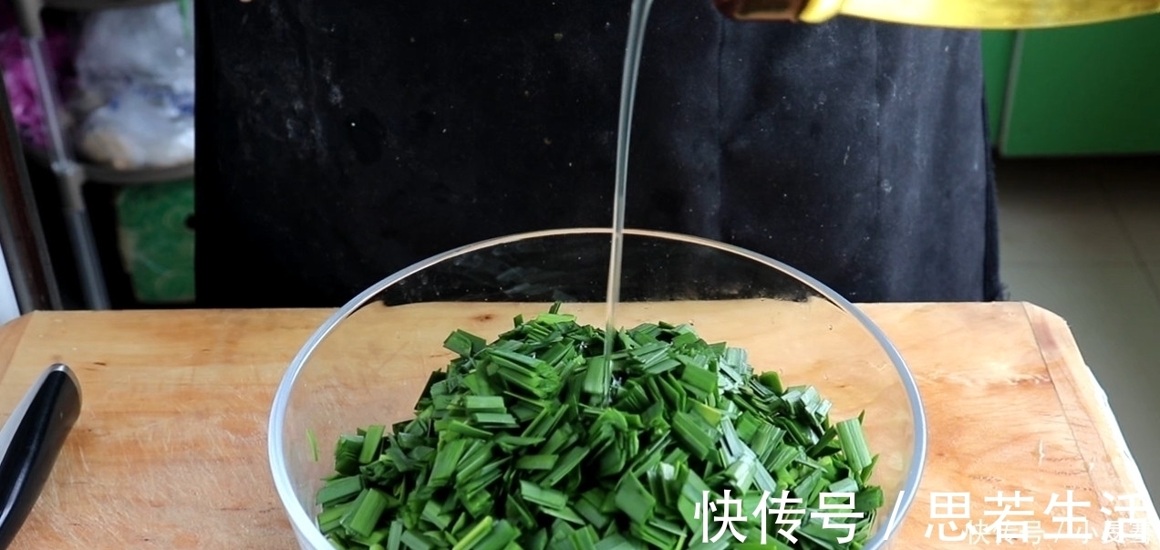 韭菜盒子最好吃的做法,开水一烫,做出来薄皮大馅,太香了
