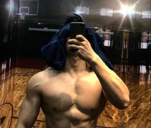 健身|大鼻子肌肉男因合照走红,大长腿腱子肉身材,一餐吃9个鸡蛋