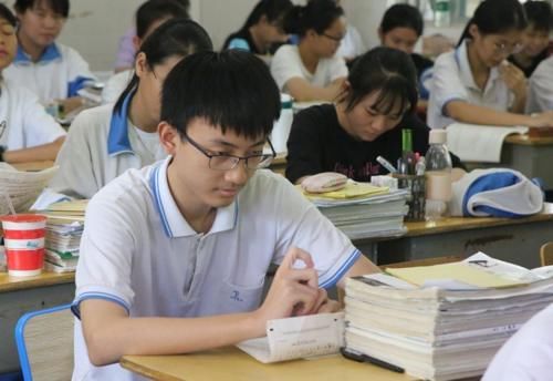 同学们在高考前一天的不同做法，学霸淡定从容，学渣担忧焦虑不安