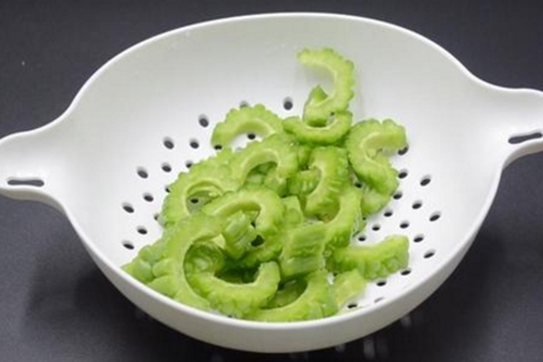 苦瓜营养却难吃只需简单的切掉“苦源”，苦瓜变“香瓜”