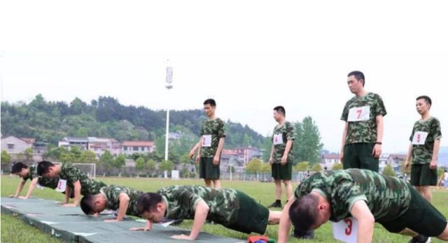 俯卧撑|新兵训练,1分钟做多少个俯卧撑才算合格?普通人难达到