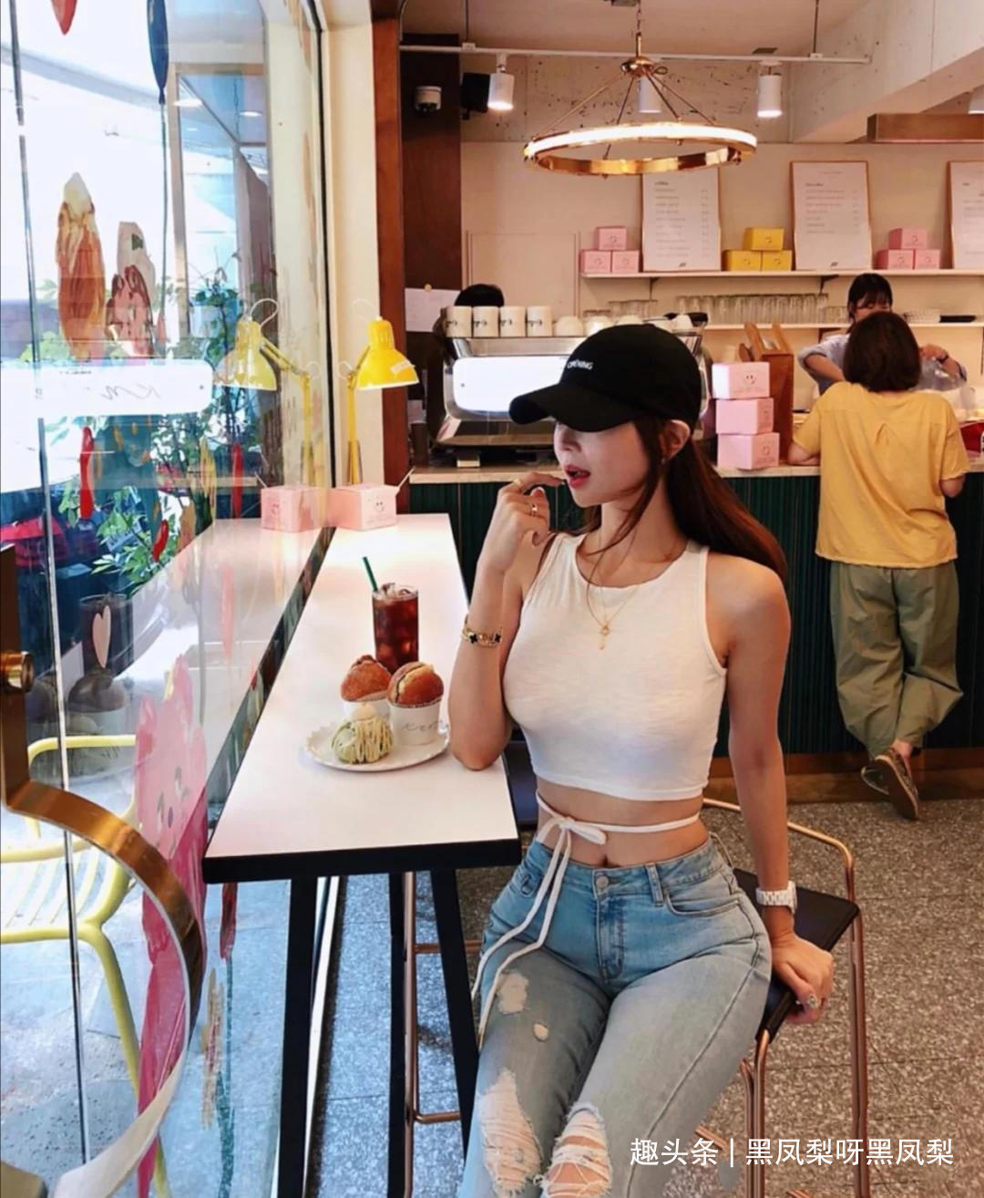 舒适又利落的紧身牛仔裤特别的显身材