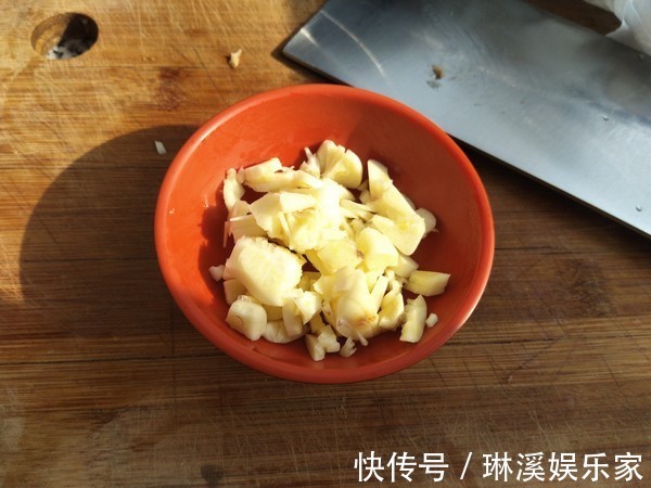 鸡身上“最值钱”的部位,买鸡的老板都留着自己吃,一只鸡就一个