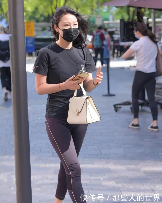 饱满感 街头美女的神奇穿搭,腿粗还要穿“瑜伽裤”,秀出不一样的美感!