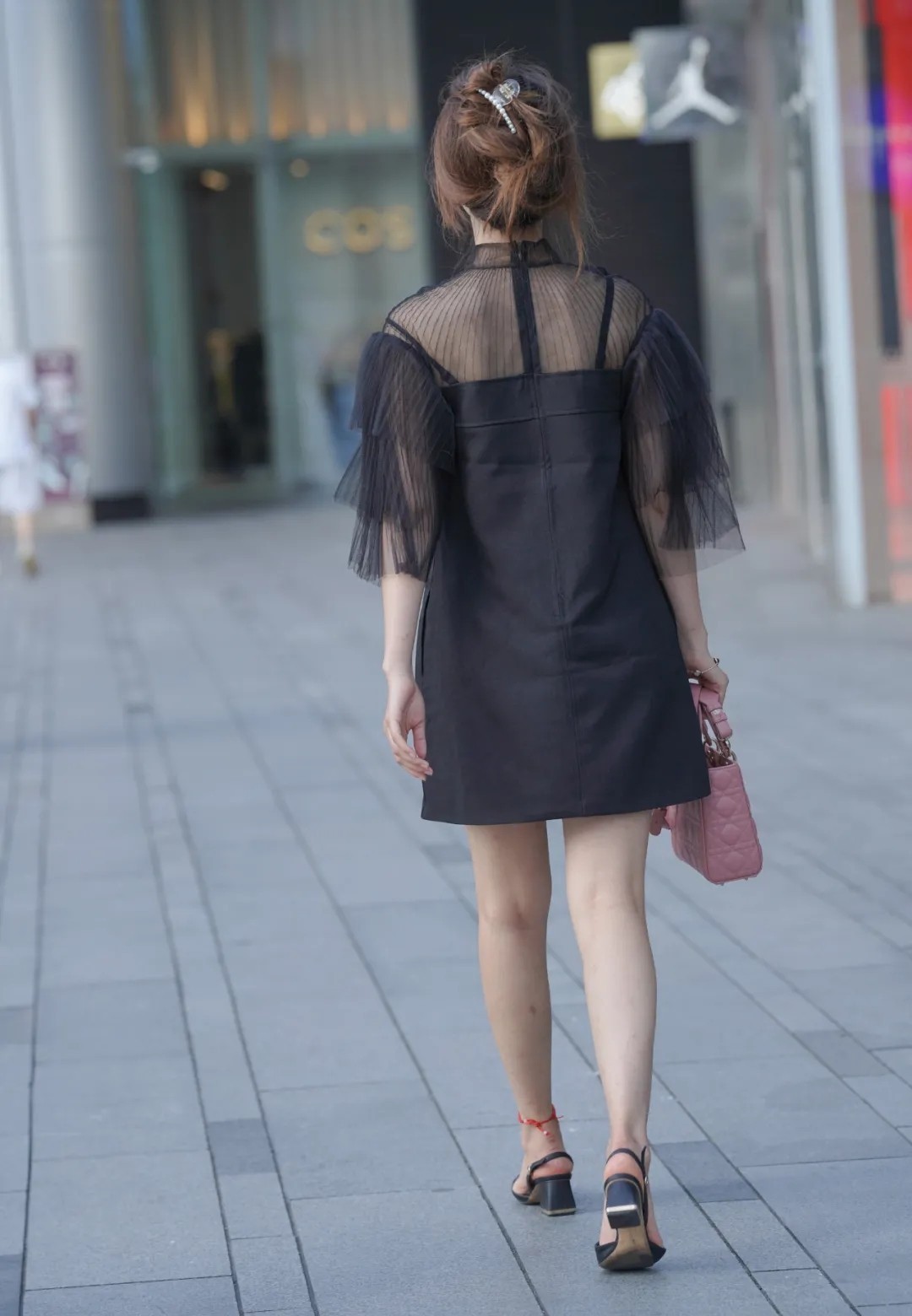 女生们 凸显迷人风采的服装搭配,散发出优雅的气息,回头率超高