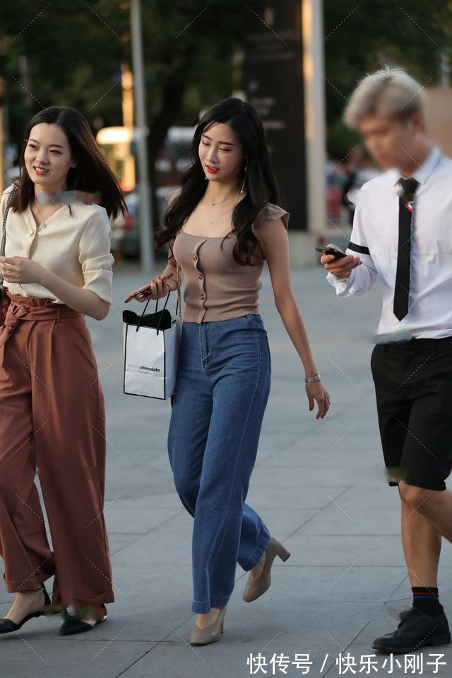 牛仔|时尚又优雅的穿搭,飞飞袖小衫配牛仔阔腿裤,轻松穿出靓丽的造型