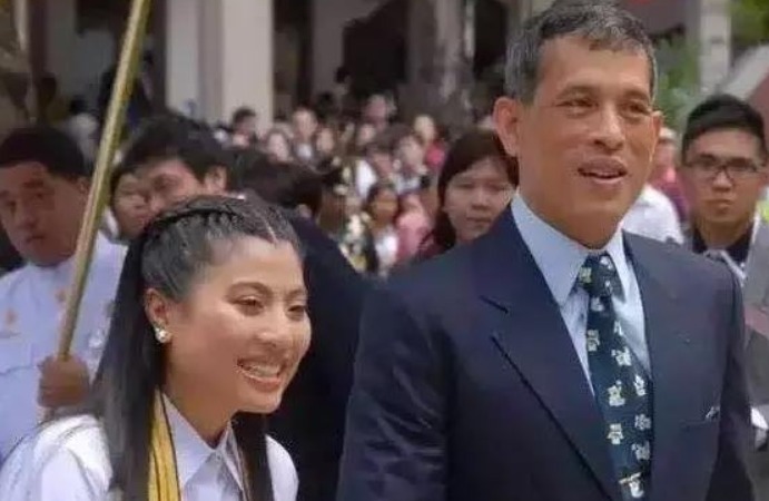 侍卫|泰国的“阿斗”?14岁提帮功在受封的时候发呆,侍卫着急推他一把