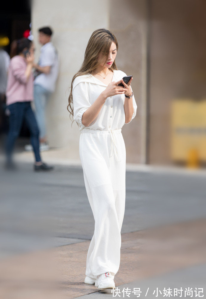 女人味 重庆街拍,独特的设计,流露出优雅的姿态,展现性感女人味!