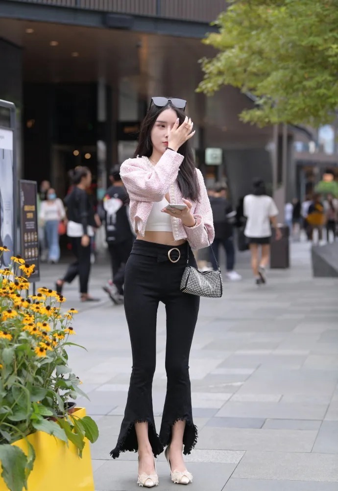 街拍:苗条女生穿衣就是任性,喇叭裤也能这么好看,尽显时尚魅力