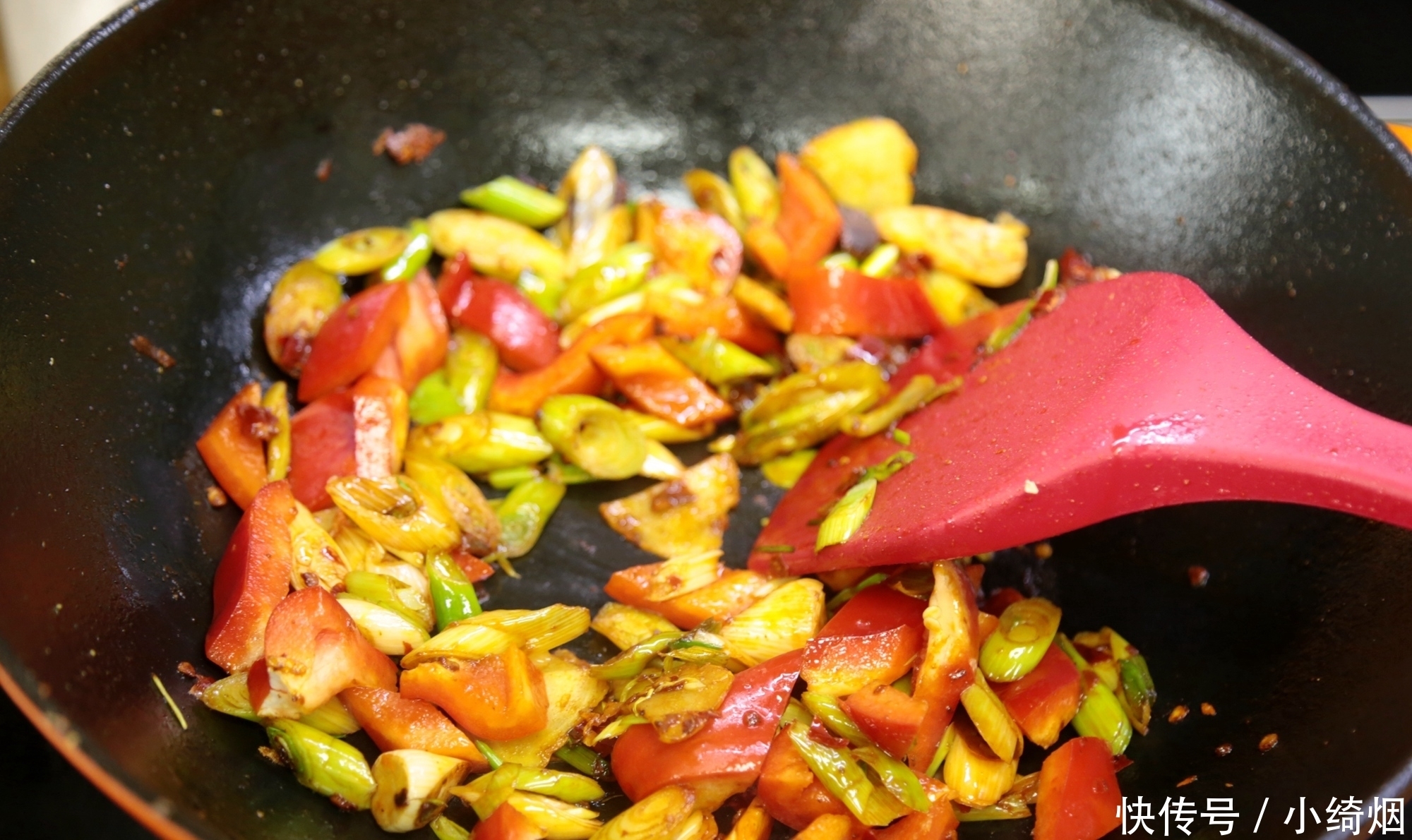  蒜苗|一块豆腐，几根蒜苗，10分钟做一锅！又香又简单，减肥也零负担