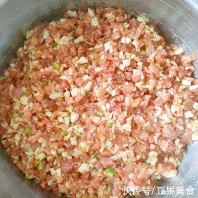 味极鲜|鲜猪肉酸菜包子你这么做，保证你吃一次想十次