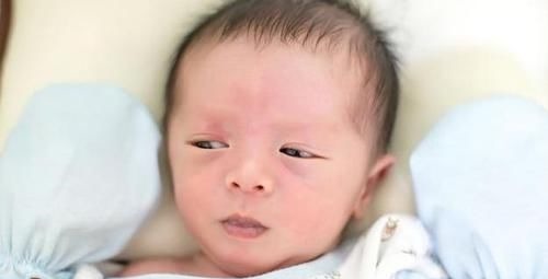 宝宝|哄娃时常用的这一姿势,对孩子的伤害很大,多数父母还在犯