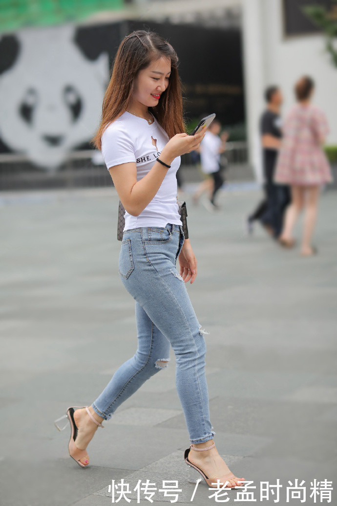 街拍牛仔裤装扮让你休闲有型,轻松展现出潇洒惬意的一面