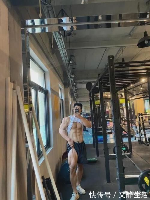 学生时代|22岁“小鲜肉”脱衣秀身材，白巧克力腹肌有点可！