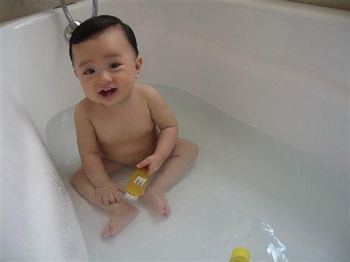 孩子|妈妈给2岁娃洗完澡去拿浴巾,回来后发现,永远失去做妈妈的机会