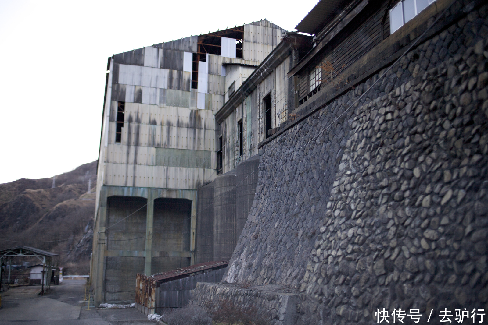 中年|荒废的日本百年小镇:配置火车学校,却被居民抛弃在山谷中