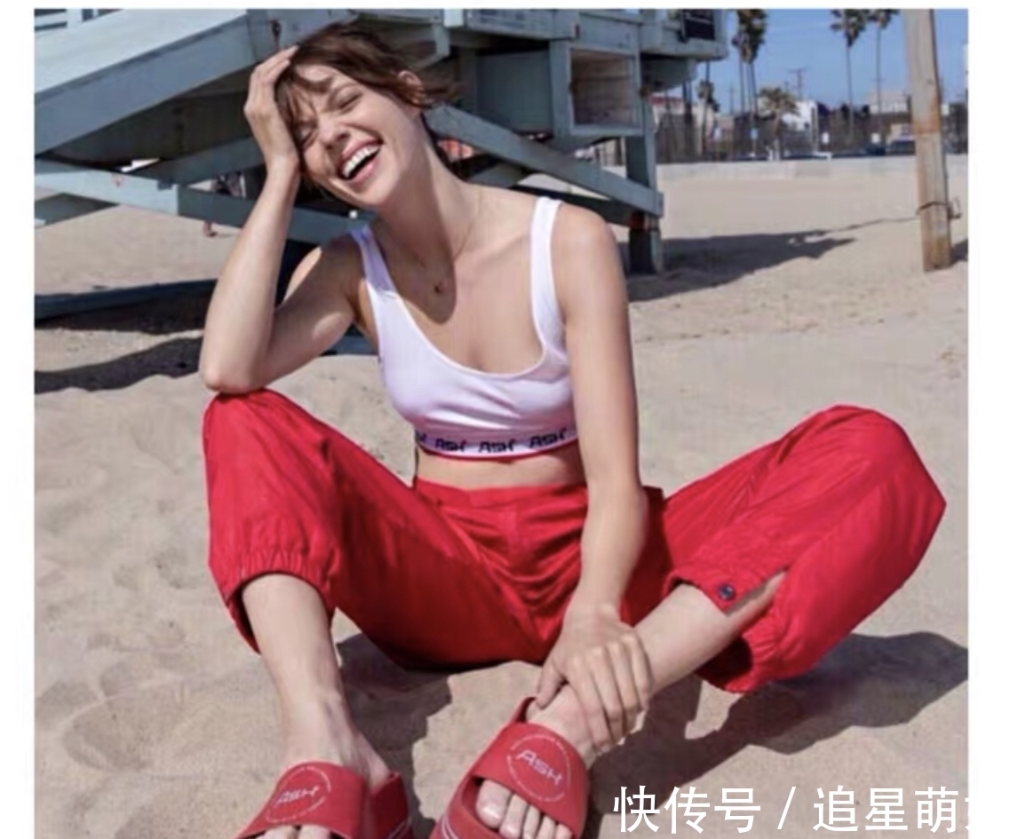 拖鞋 40岁女性夏季选鞋不要盲目追时髦,流行的鞋也“丑”!