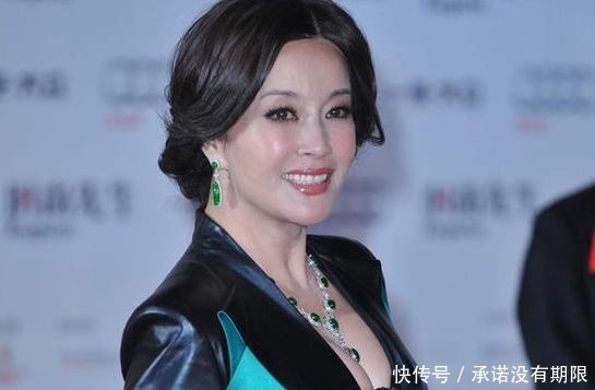 翡翠手镯|她被誉为“翡翠皇后”,出席一场活动身戴四件极品翡翠,霸气十足