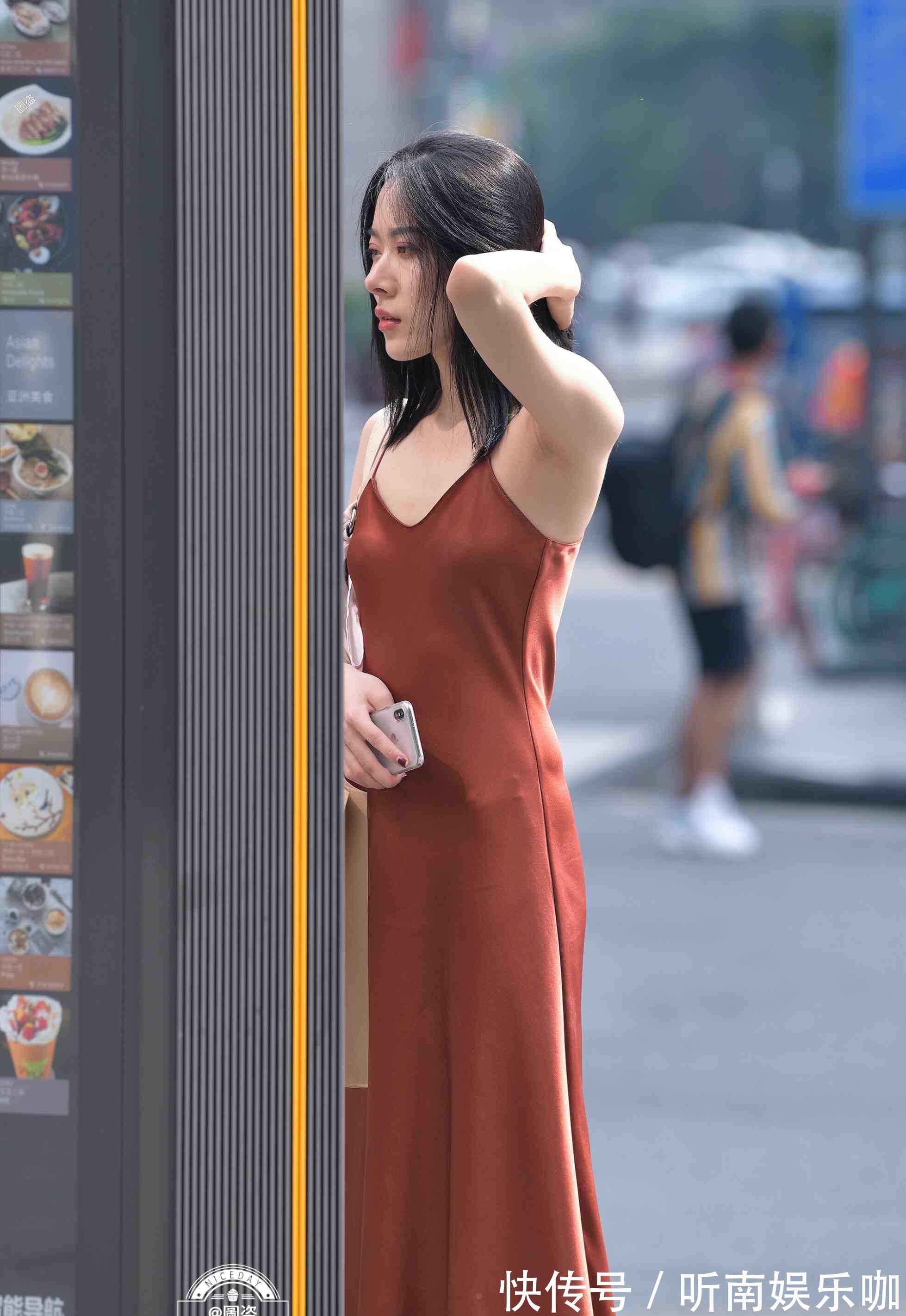 美女 “胯大”的连衣裙美女，休闲还减龄，优雅浪漫